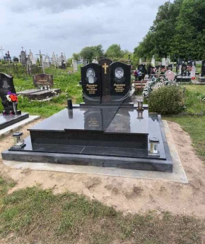 Памятник двойной 150